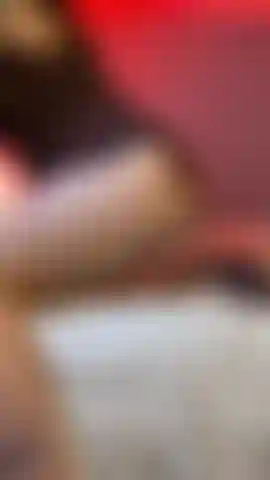 Ophelia amethyst est aux commandes et elle le sait. Vêtue d'une adorable combinaison cerise et de talons noirs pleaser, votre déesse tatouée vous domine de toute sa hauteur dans ce striptease dominant filmé depuis le bas. Chaque plan est conçu pour vous rappeler exactement où est votre place : à genoux, les yeux levés vers elle. Une lumière rouge profond brûle derrière elle tandis qu'elle retire lentement la combinaison sans prononcer un seul mot. La caméra vénère d'abord ses longues jambes et ces talons redoutables, s'attardant sur chaque centimètre avant de révéler enfin ses cuisses généreuses, ses fesses rondes et son corps charnu et tatoué dans toute sa splendeur. Ses seins en 36dd se libèrent tandis qu'elle vous fixe de ses yeux froids et omniscients. Vous n'avez pas droit à une déesse. Vous avez droit à une domme qui vous possède. Cette vidéo de près de 6 minutes propose des plans de vénération des jambes et des talons, des angles pov pris depuis en dessous du menton, un dévoilement intégral en nu, et une intensité silencieuse qui en dit bien plus que les mots ne pourraient jamais le faire. Êtes-vous prêt à lever les yeux là où est votre place ?