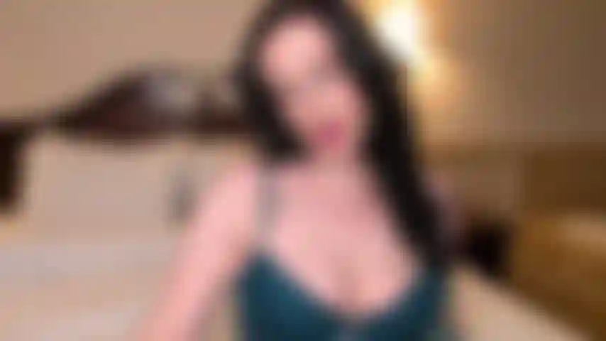Toute seule dans ma chambre d'hôtel et personne pour tenir cette déesse au chaud… j'ai donc dû prendre soin de moi-même 😘 regardez-moi me déshabiller de mon body sarcelle, bas noirs toujours enfilés, talons enfoncés dans les draps pendant que mes doigts trouvent exactement ce dont j'ai besoin. Mais les doigts n'étaient pas suffisants pour ta petite cochonne avide… j'attrape mon gode en verre et prends chaque centimètre, lentement et profondément, en souhaitant que ce soit toi à la place gros plans, gémissements, et une fin très heureuse. Viens m'adorer 💋.