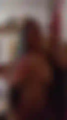 Regarde-moi mettre mon corset sexy à buste ouvert et me lubrifier.