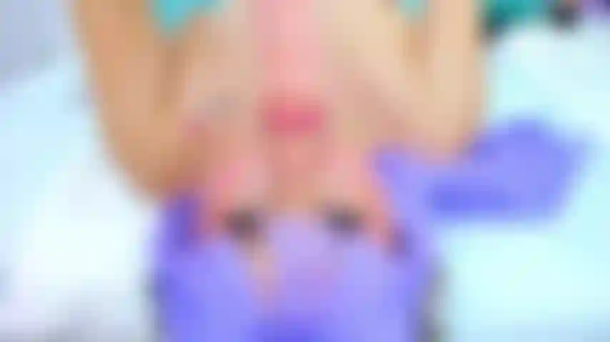 Je veux que tu bouleverses mon monde pendant que ta bite entre dans ma bouche.