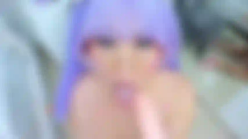 Championne de la fellation avec la bouche pleine de lait.