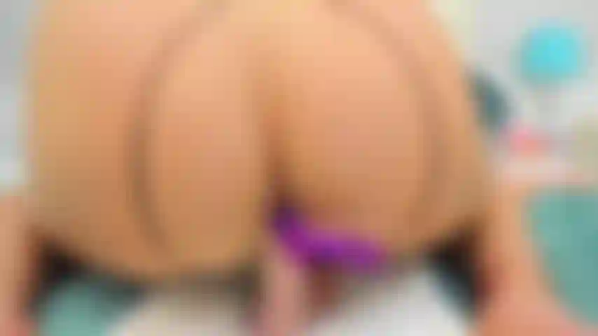 2 Un jouet dans le cul, des jeux avec des jouets et une chatte.