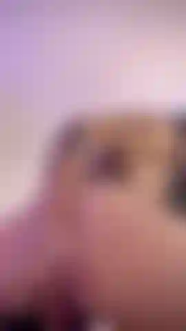 Baise ma chatte humide et serrée dans ma chambre.