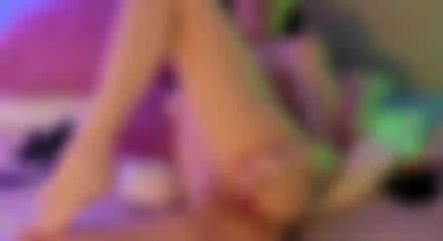 Les viewers jouent avec son jouet pendant le live la rendant tellement mouillée et excitée qu'elle jouit puis suce sa bite, facefucking, elle le baise en cowgirl jusqu'à ce qu'ils jouissent ensemble. Sexy milf creampie.