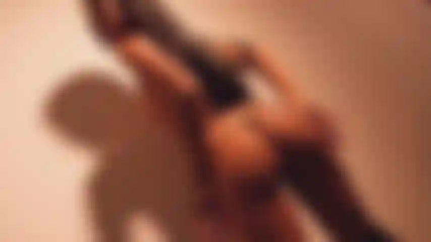 J'aime être touchée et caressée pour être aimée et plaire.