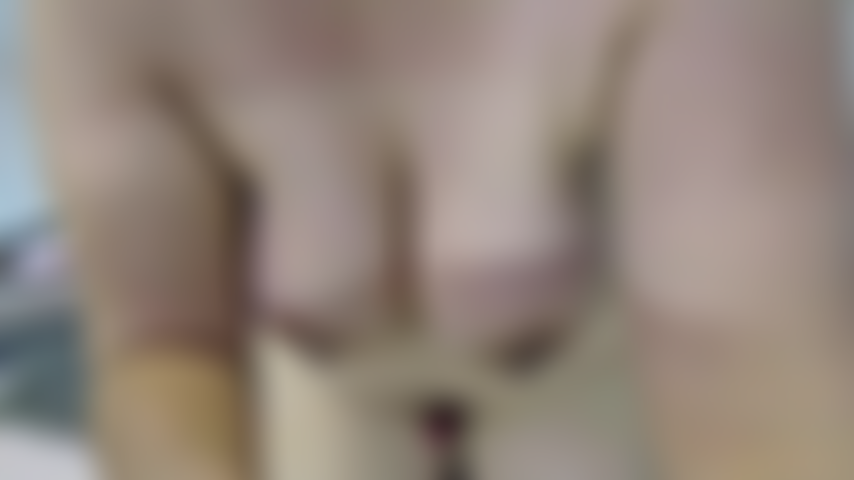 Je fais une pipe et je joue avec ma chatte.