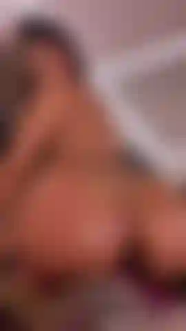 Des perles anales dans un cul sexy ! ?