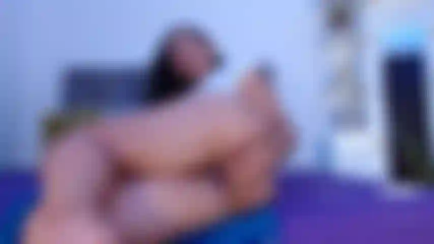 Je me doigte dans les trous et un gros gode dans le cul.