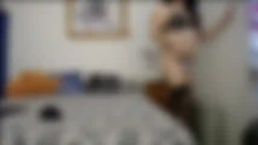 Des jambes musclées taquinant des bas résille.