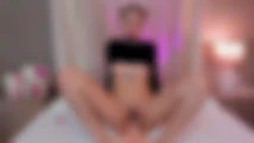 Chevauchant mon torse jusqu'à ce qu'il me fasse jouir.