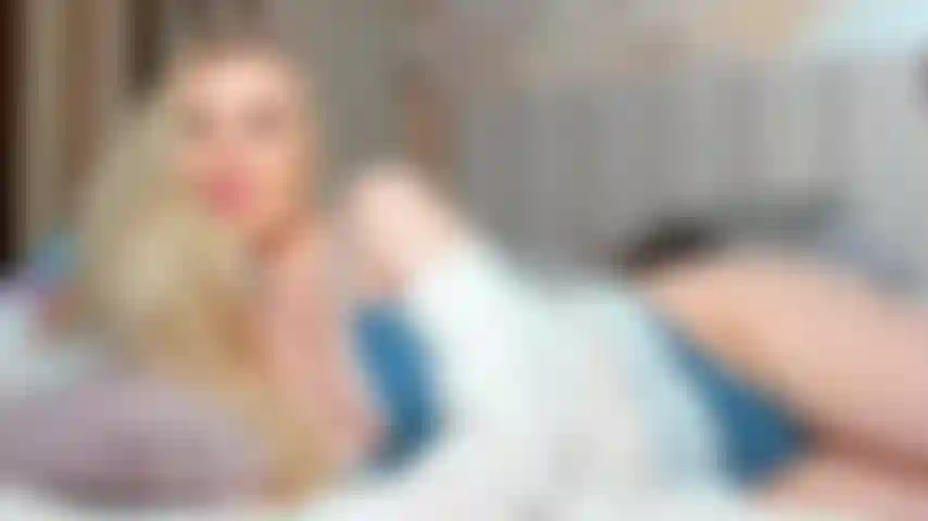 Je me déshabille, je secoue mon cul chaud, je te rends fou.