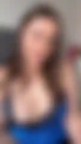 Regarde-moi sucer un gode et baiser avec mes semelles relevées.