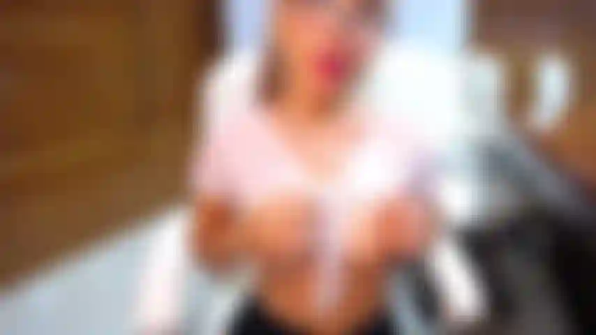 Secrétaire sexy qui te suce la bite sous le bureau.