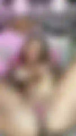 Me masturber dans mon lit est devenu très excitant pour moi.