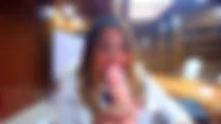 Une étudiante sexy lui baise la chatte sous la jupe.