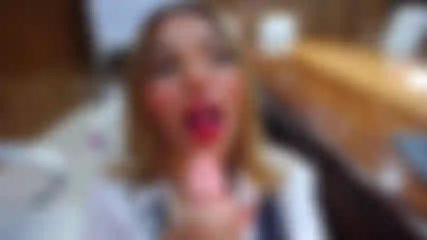 Mets cette étudiante coquine à genoux et laisse-la te sucer.