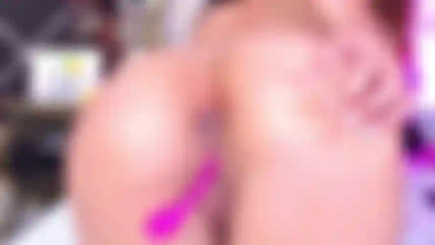 Je me baise le cul de près, avec mes doigts et tous mes jouets.