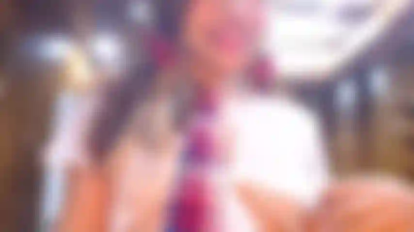 Regarde-moi gémir fort et baiser mon cul sous ma jupe d'école.