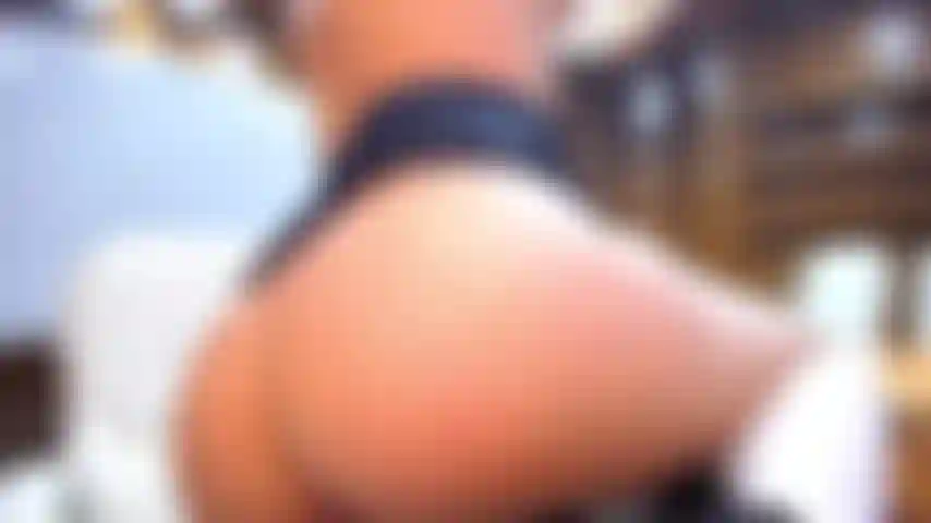 Je fais des dégâts au bureau en baisant ma chatte mouillée.