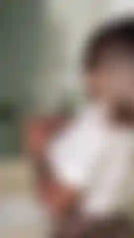 Vilaine écolière dans la salle de bain… j'y suis allée pour me tenir sage, mais je crois que j'ai fini par laisser mon imagination s'emballer un peu trop. Ose découvrir ce qui s'est passé ?