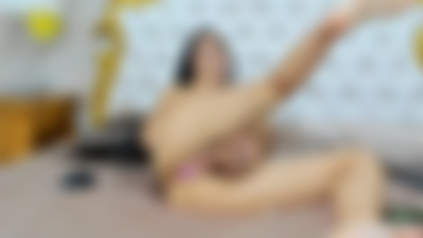 Regarde comment cette bite me baise fort en ouvrant ma chatte partout.