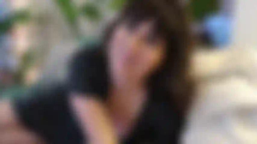 Contact avec les yeux - je t'encourage à caresser pendant que je joue avec ma chatte. Je te prie de me regarder dans les yeux et de jouir avec moi. Concentrée sur le visage, avec des seins et une chatte qui sortent de ma robe portefeuille sexy.