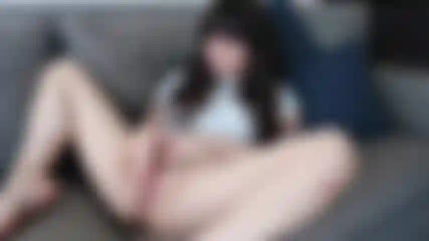 Masturbation naturelle - frottement doux du clitoris et gémissements silencieux. Je me mets au bord encore et encore. Ma chatte est tellement engorgée qu'elle gémit et palpite. Orgasme pulsé/contractuel intense.