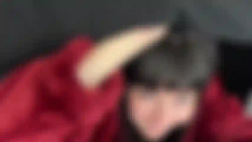 Une milf salope suce une bite sous la table - nous sommes à un rendez-vous et notre nourriture met beaucoup trop de temps à arriver. Je rampe sous la table pour un apéritif, je suce ta bite et je supplie pour ton sperme. Tu ne renieras pas ta salope de milf affamée, n'est-ce pas ?