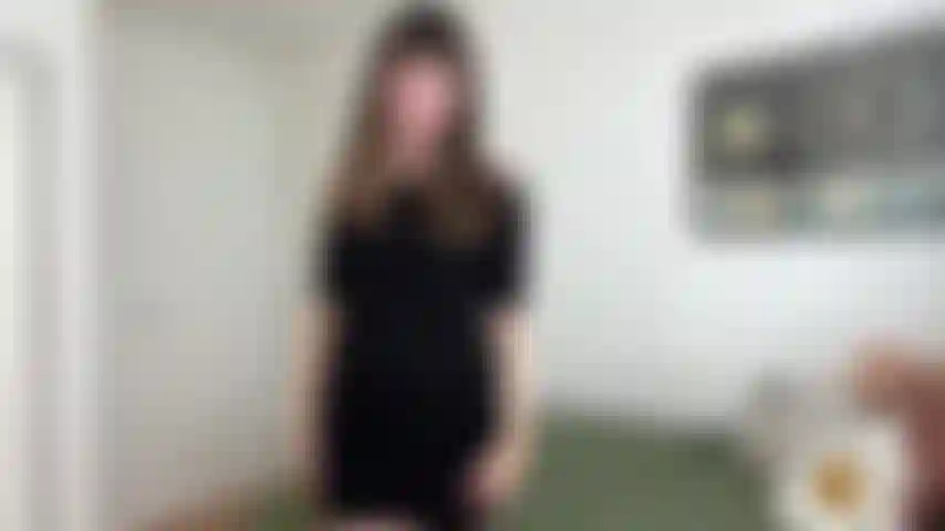 Une épouse heureuse, je n'arrive pas à croire que tu m'as offert un cadeau ! Je dois te rembourser d'une manière ou d'une autre. Tu veux que je sois une femme coquine et que je te donne mes trous ? Une pipe bâclée, un plug anal et je baise ma chatte jusqu'à ce que je gicle.