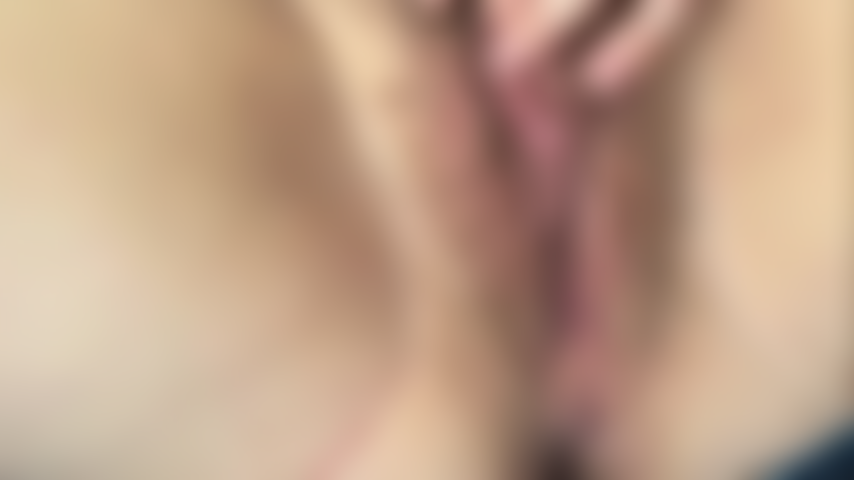 Je me doigte et je gicle en gros plan ! Approchez-vous de ma chatte poilue de milf. Regardez-moi doigter mon trou crémeux et jouir devant votre visage !