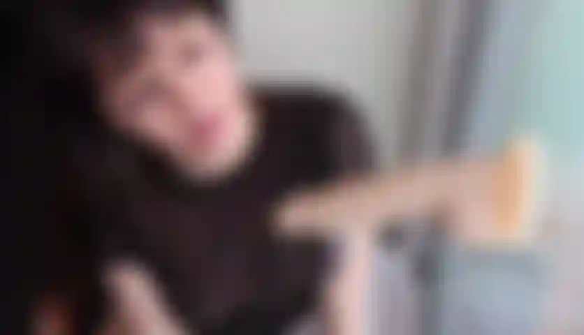 Une pipe bave bâclée - je commence lentement et doucement mais je deviens méchante assez rapidement! Je suis tellement excitée d'être une sale salope et de m'étouffer avec cette bite. Veux-tu éjaculer sur mon visage ?