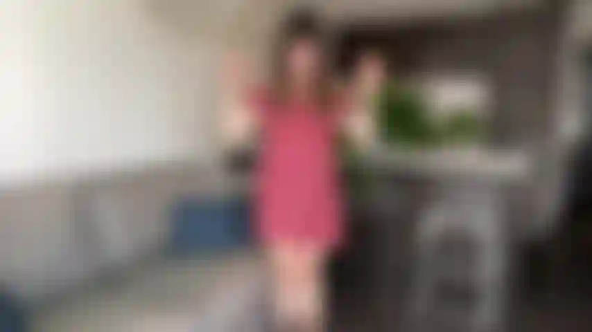 Un strip-tease et une giclée de robe d'été - je me déshabille et je te taquine avec mon corps jusqu'à ce que tu veuilles me baiser. J'utilise mon gode et je me fais gicler encore et encore. Beaucoup de gros mots. Les pieds/sandales sont une priorité, je marche aussi dans ma giclée.