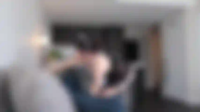 Dégradant la femme de chambre - vous l'avez surprise en train de fouiner dans vos jouets. Elle doit être punie si elle veut garder son emploi. Pagaie, pinces à linge, plug anal, torture et soin du visage.