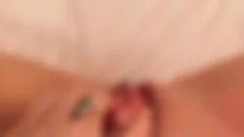 Un orgasme crémeux en pov - j'ai étudié toute la journée et j'ai décidé de faire une pause. Je regarde-moi jouer depuis mon point de vue... Doigter ma chatte et te montrer à quel point je suis crémeuse me rend tellement excitée. L'étirement avec plusieurs doigts combiné à de douces taquineries du clitoris me fait jouir fort.