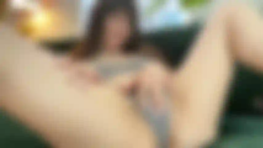 Joi avec un compte à rebours, je veux que tu jouisses avec moi ! Regardons-nous prendre notre pied. Je vous encourage à caresser pendant que je vibre mon clitoris gonflé. On se construit et quand on est tous les deux proches, je compte à rebours pour jouir. J'ai un orgasme intense et pulsé.