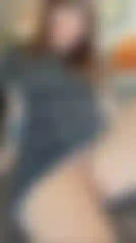 Masturbation de chatte crémeuse - pas de culotte sous ma robe et mon jouet à portée de main... Viens découvrir à quel point cette chatte devient crémeuse et combien j'adore la goûter...