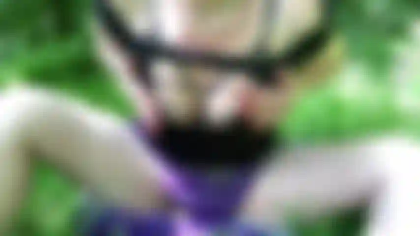 Je joue aux seins dans les bois.