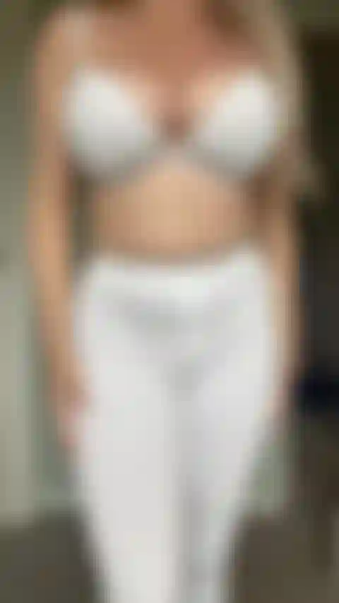 Un jean blanc.