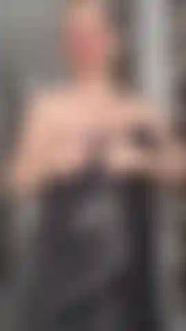 Je m'huile les seins et le ventre de femme enceinte.