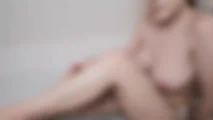 Me rasant les jambes dans le bain.