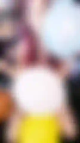 Un ballon amusant aux seins nus qui éclate !