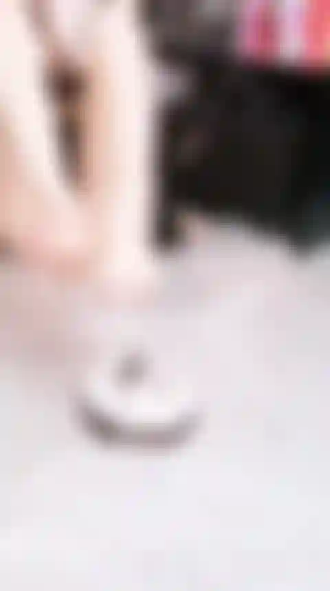 Un gâteau écrasant aux pieds nus.