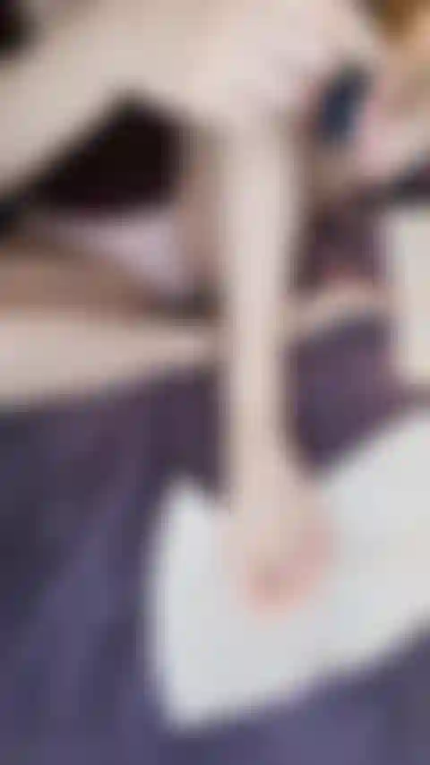 Peignant mes ongles en bleu.