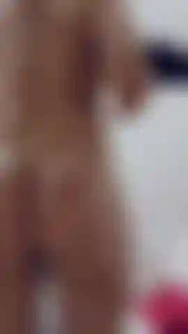 Courte scène de douche entièrement nue.