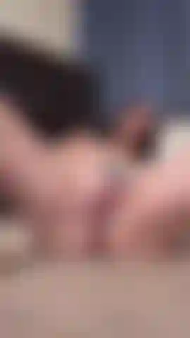 Moi en train d'écarter mon string sur le côté et de me faire du plaisir avec un gros plan en pov de mon cul et de ma chatte. Vous allez adorer celui-là. 😘.