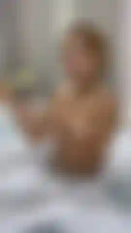 Je prends une douche humide avec de l'huile sur mes seins.