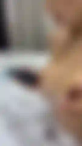 Je joue avec mes tétons durs et mon jouet.