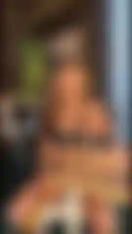 Je joue avec mes gros seins et mes tétons durs en même temps.