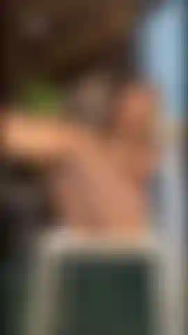 Je joue avec ma chatte et mes doigts en même temps.