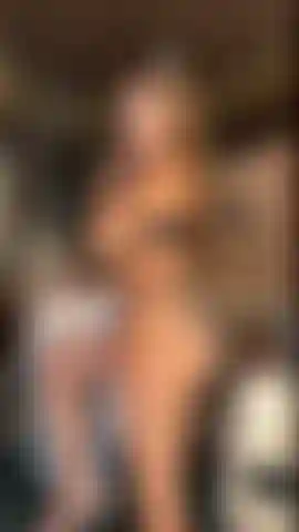 Je suis coquine avec mes gros seins et ma chatte aussi.